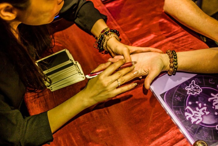 Online Fal Nasıl Bakılır Aslında çok kolay gerçek ve bir o kadar da pratik bir sistem. İstediğiniz yerden, sadece mobil bankacılık ya da ATM kullanarak ödemenizi yapabilmekte gün içerisinde istediğiniz falcıya dilediğiniz saatte falınıza baktırabilmektesiniz. Ayrıca Fal Çeşitleri Sekmesine girerek kendinize en uygun falı seçebilmekte ve sorularınıza yanıt bulabilimektesiniz.