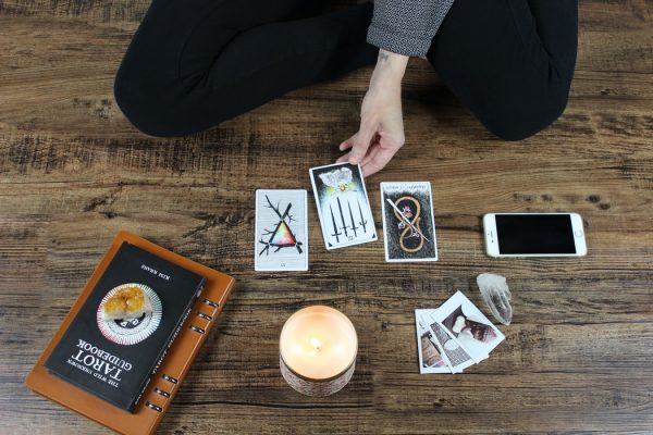 3 Kart Tarot Falı nedir, Nasıl bakılır, en iyi bakan falcılar, online, telefonda veya Ücretli/ücretsiz Tarot Falı. Tarot Falı 3 kart ile bakılan falda 3 kart neyi temsil eder?